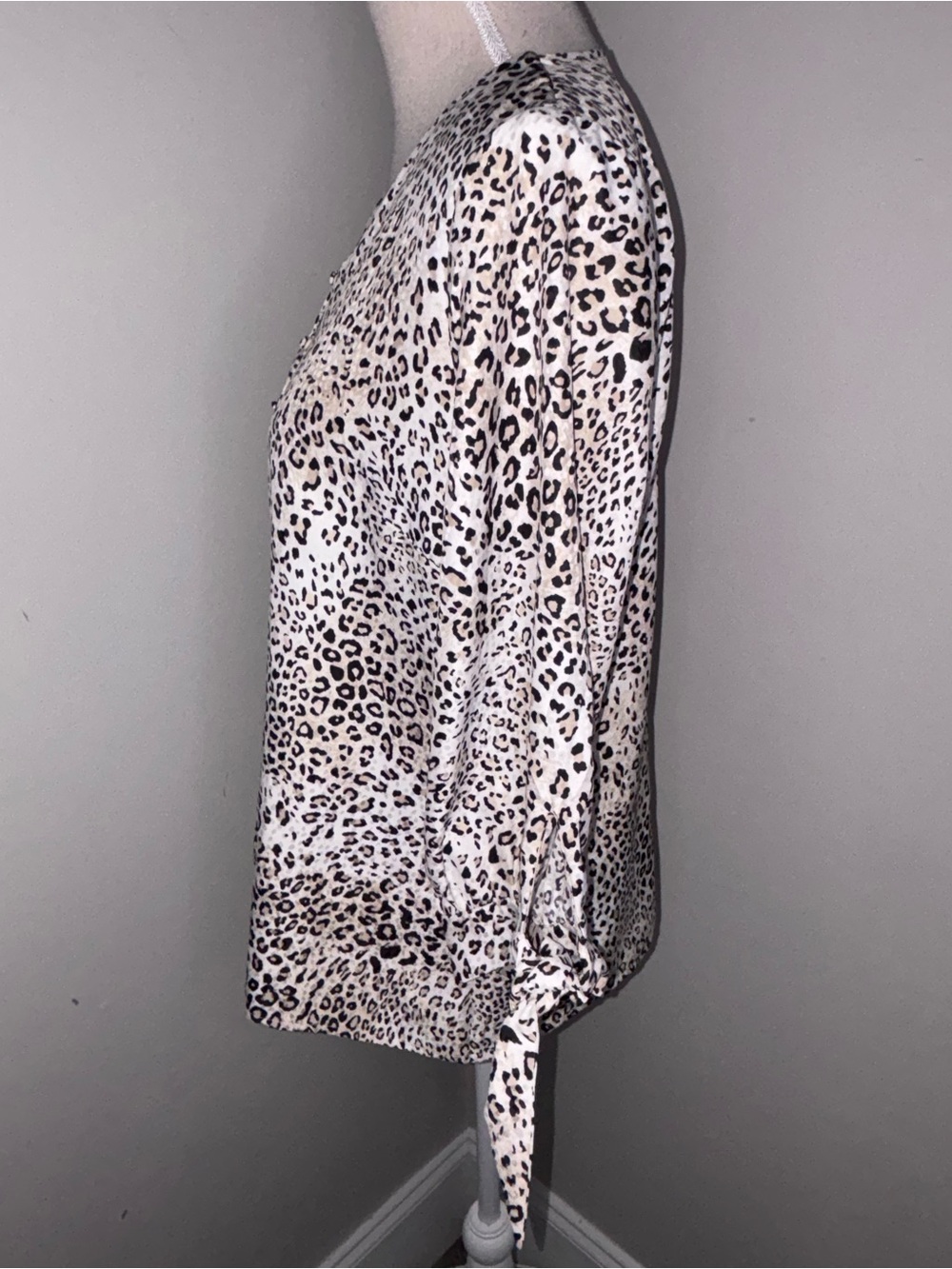 Chico’s V neck 3/4 tie sleeve loose fit leopard print button front top 1 Medium - Picture 4 of 7